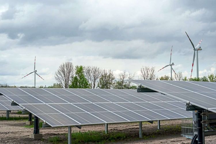 Im Hybridpark Trumau wird die Energiegewinnung aus Wind und Sonne kombiniert. Insgesamt können über 17.000 Haushalte versorgt werden.
