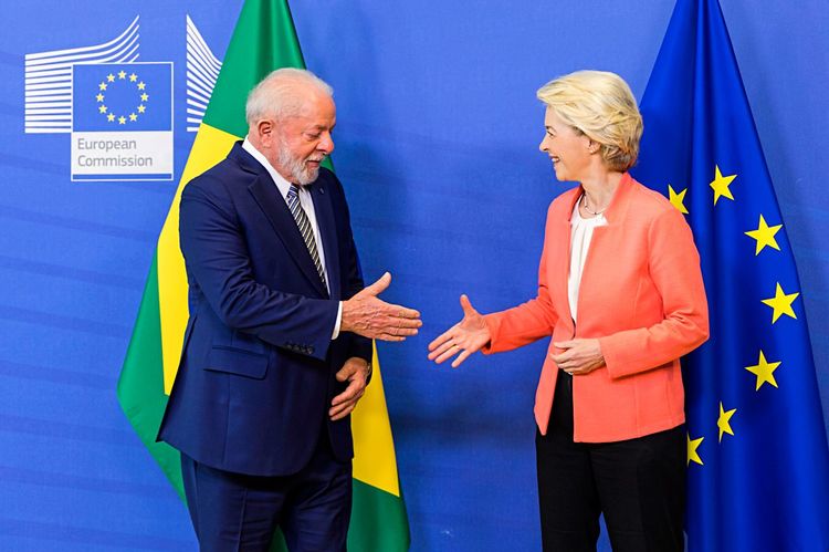 Der brasilianische Präsident Lula da Silva und die EU-Kommissionspräsidentin Ursula Von der Leyen begrüßen einander.