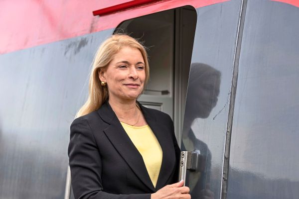 Weibliche-F-hrung-im-Krisenfall-An-der-Spitze-an-der-Klippe-