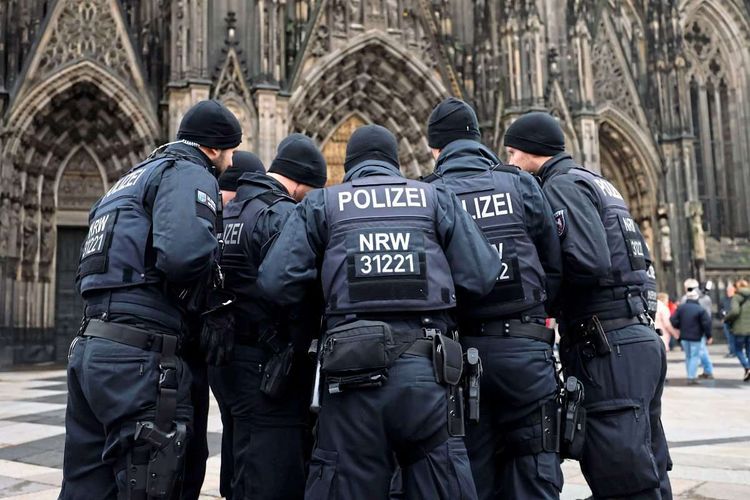 Polizei beim Kölner Dom