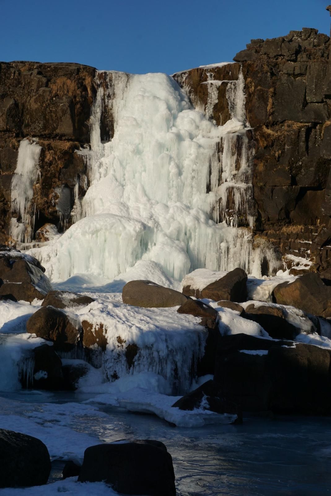 Ein vollständig gefrorener Wasserfall