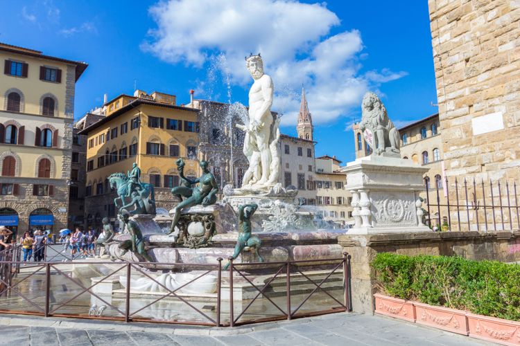 Der Neptunbrunnen auf der  Piazza della Signoria in Florenz vor dem Palazzo Vecchio wurde von Vandalen in Mitleidenschaft gezogen.