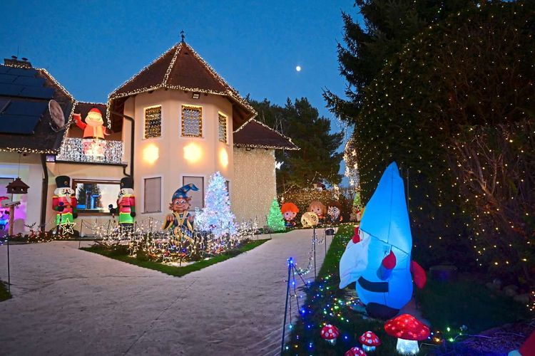 Wichtel, Zwerge, Lichterkette, Weihnachtshaus, Außenansicht