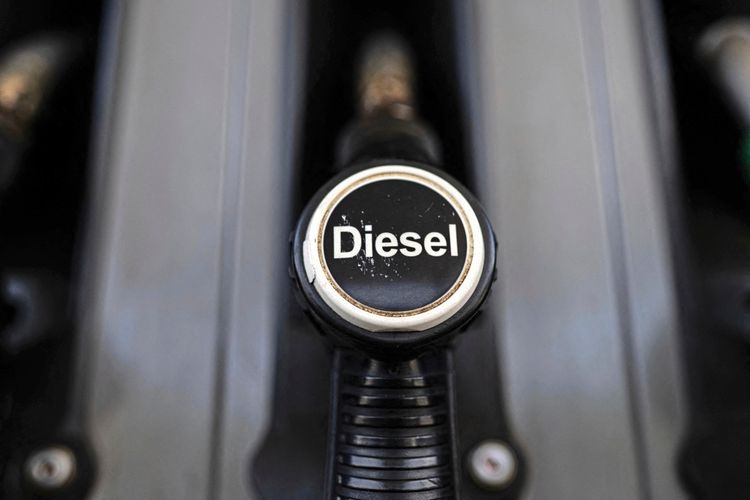Nahaufnahme eines Dieselpumpengriffs an einer Tankstelle in Saluzzo, Italien. Der Griff ist mit 