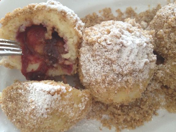 Zwetschkenknödel mit Schokofülle und Haselnussbröseln - Desserts ...