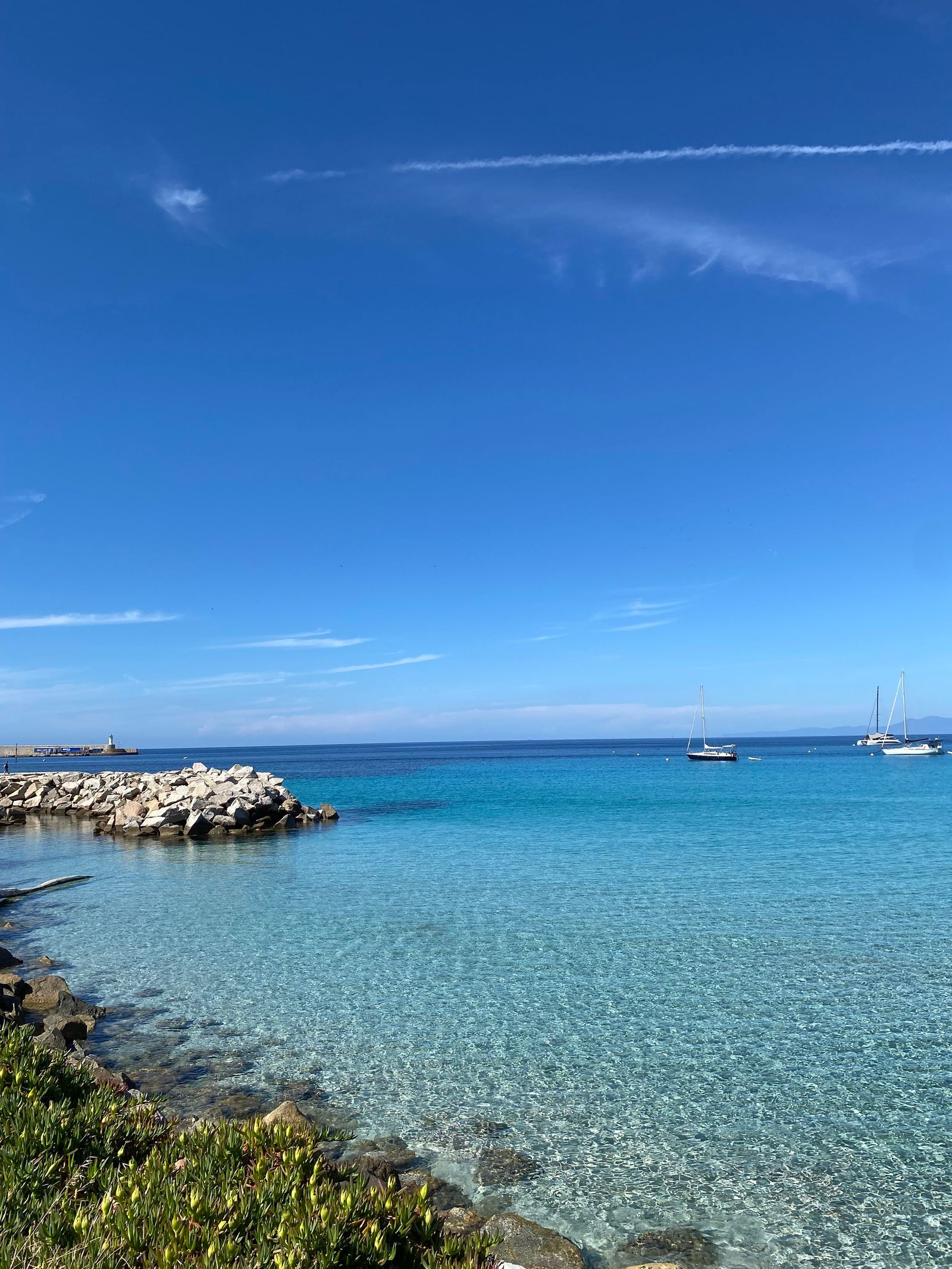 Blaues Meer, blauer Himmel, Segelboote liegen vor Anker