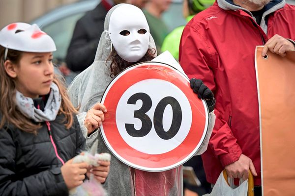 rom-f-hrt-30-km-h-begrenzung-im-stadtzentrum-ein