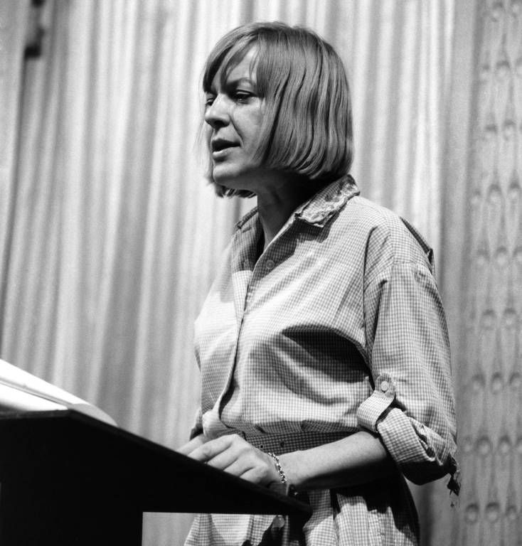 Die Autorin Ingeborg Bachmann bei einer Lesung, am Lesepult stehend