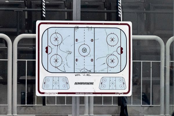 Eishockey-Salzburg-fixiert-Playoff-Ticket-mit-4-3-Sieg-beim-KAC