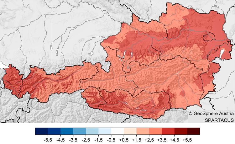Karte von Österreich, die die Temperaturabweichungen im Juli 2026 zeigt. Farbskala von Blau (kälter) bis Rot (wärmer). Großer Teil des Landes in Rottönen, was überdurchschnittliche Temperaturen anzeigt. Vergleich zur Referenzperiode 1961–1990. Datenquelle: GeoSphere Austria, SPARTACUS.