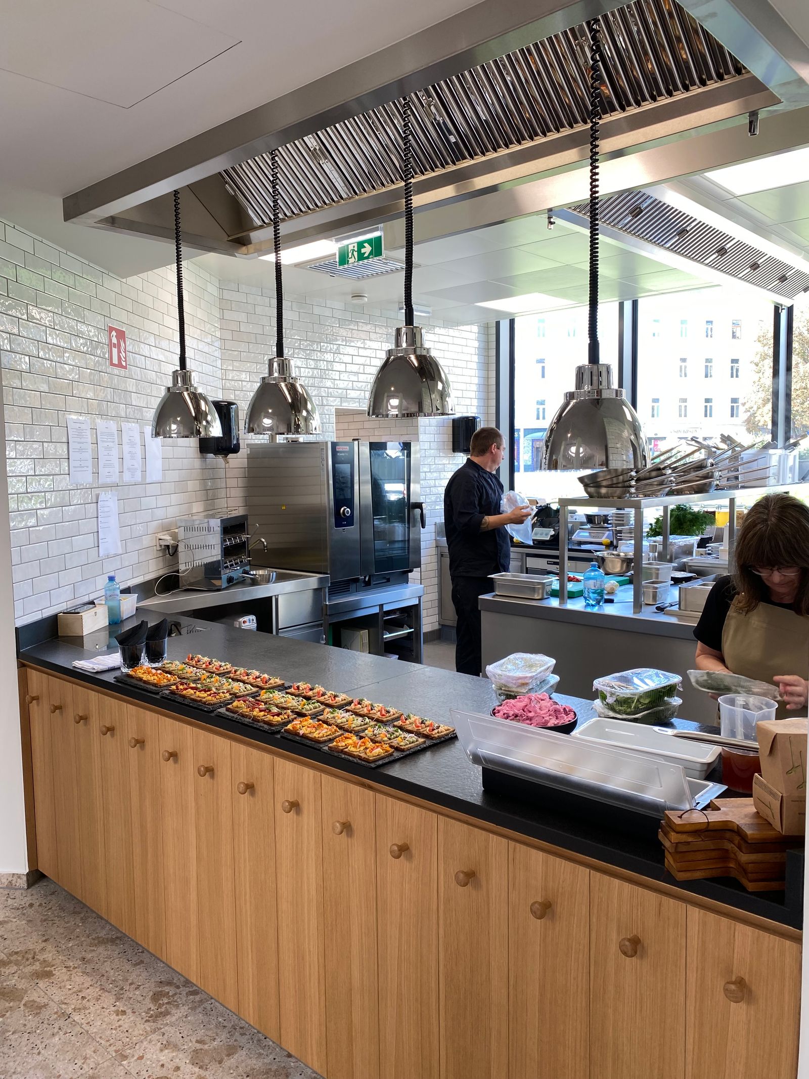 Pure am Praterstern eröffnet: Veggielokal am Brennpunkt - Essen ...