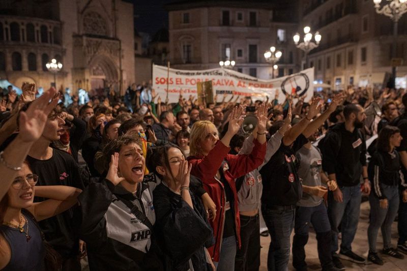 Zehntausende protestieren nach der Flut in Spanien