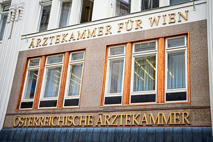 Fassade des Hauptsitzes der Ärztekammer für Wien