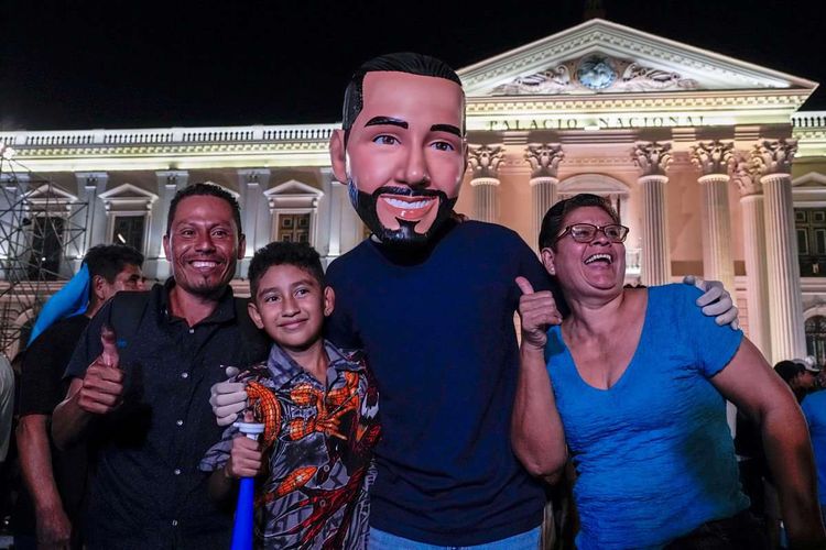 Unterstützer von El Salvadors Präsident Nayib Bukele feiern am Sonntag vor dem Nationalpalast in San Salvador