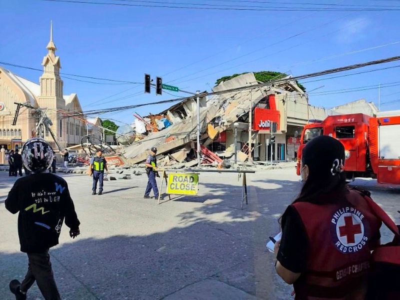 Tsunamiwarnungen nach schwerem Erdbeben vor den Philippinen