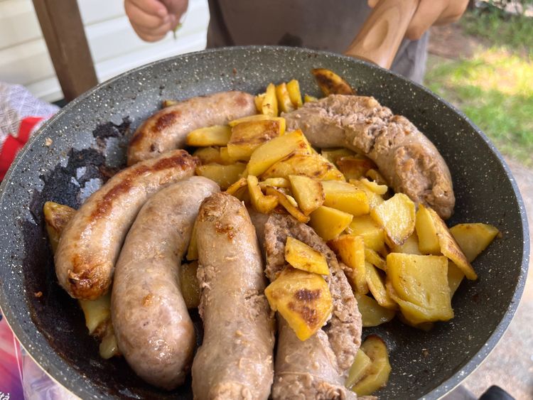 Salsiccia und gebratenen Erdäpfeln