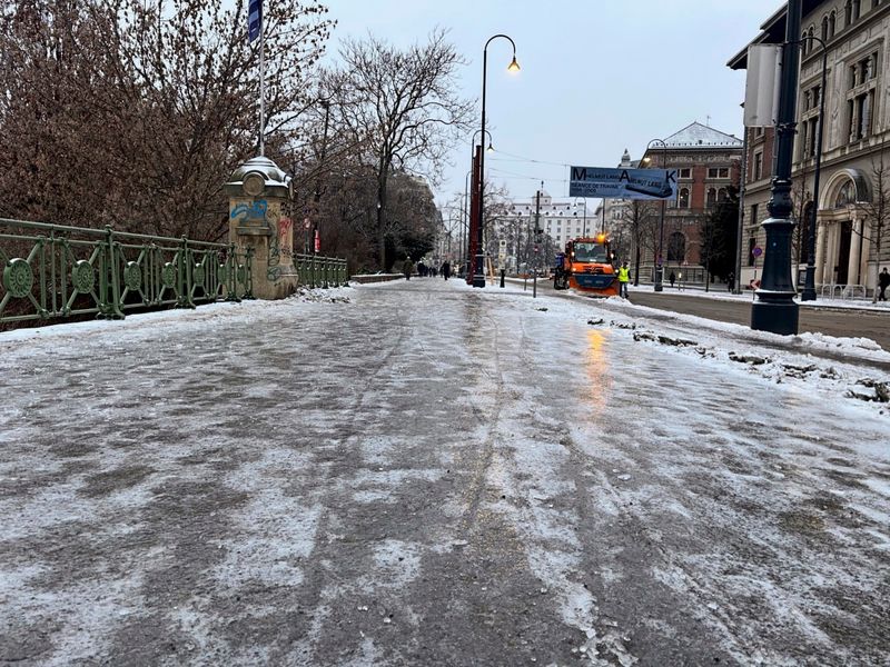 Flughafen Wien gesperrt, Glatteis auf den Straßen: Starke Einschränkungen im Verkehr