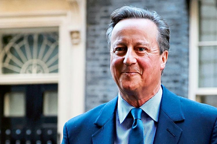Der britische Ex-Premier David Cameron auf dem Weg in die Downing Street zehn im blauen Anzug.