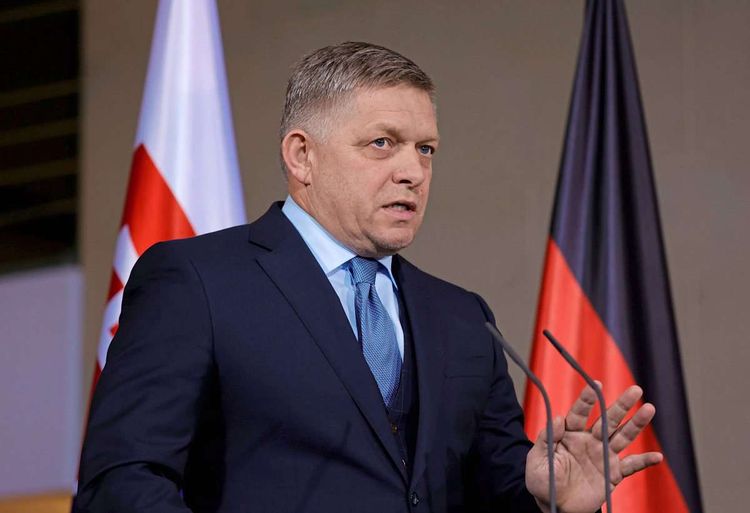 Regierungschef der Slowakei an Rednerpult.