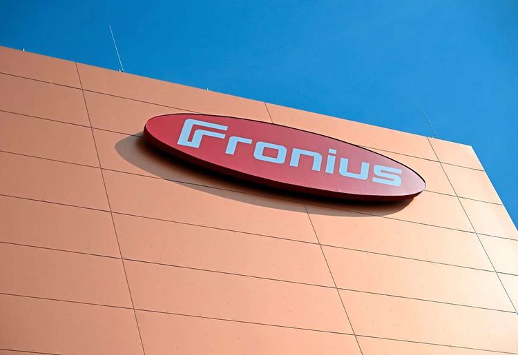 Rotes Fronius-Logo auf Gebäude.