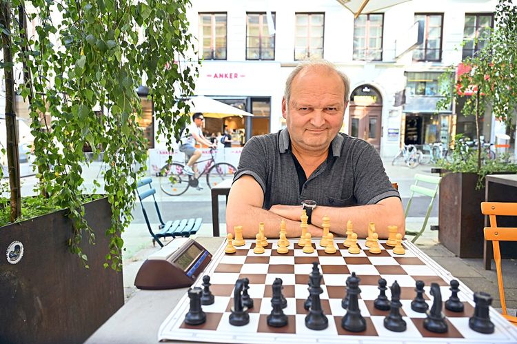 Peter Meixner sitzt vor einem Schachbrett.
