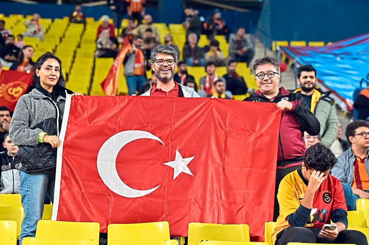 Fans mit türkischer Flagge.