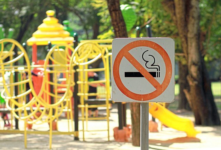 Rauchverbot-Schild an einem Spielplatz