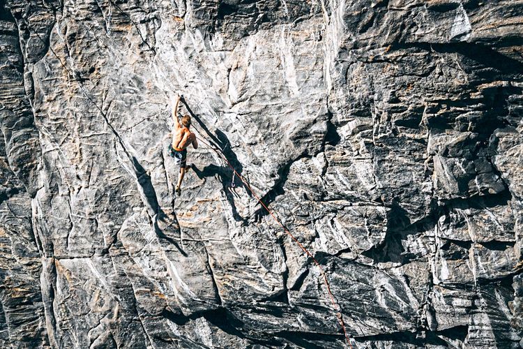 Jakob Schubert klettert den norwegischen Granit hinauf.