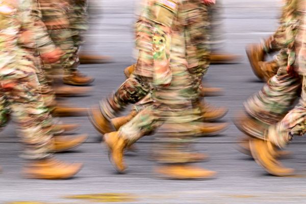 Timothy-Snyder-Trump-will-ein-pers-nliches-Paramilit-r-keine-US-Armee