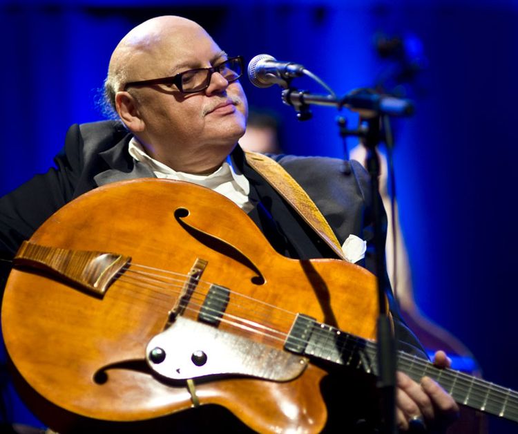 Gitarrist Karl Ratzer stellt 