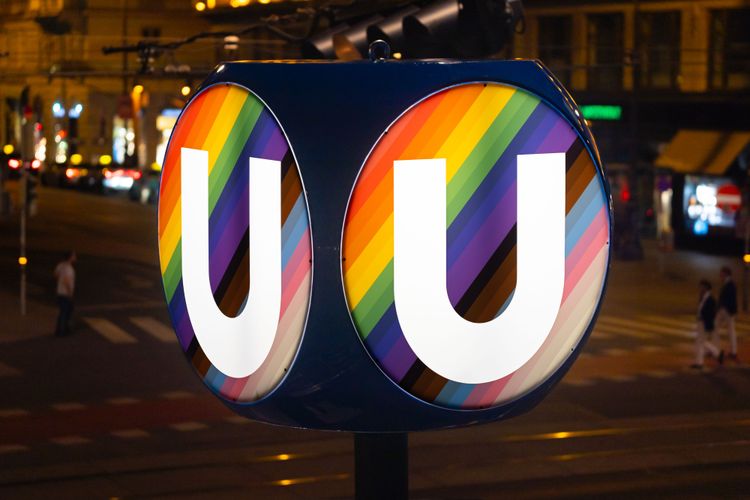 U-Bahn-Kennzeichnung in Regenbogenfarben