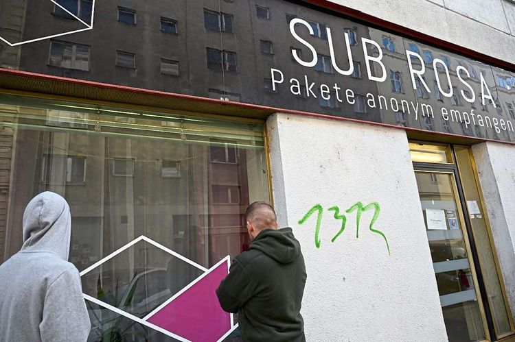Sub-Rosa-Gründer vor ihrem Shop in Wien