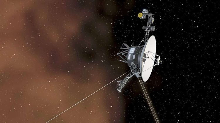 Die Raumsonde Voyager vor einem Sternenhimmel, links sind orange Nebelschwaden.