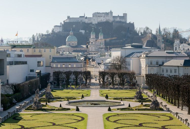 Blick aus dem Bürgermeisterbüro der Stadt Salzburg auf Mirabellgarten, Dom und Festung. 