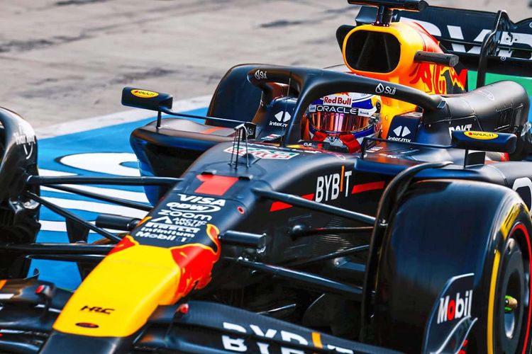Max Verstappen beim Red Bull Racing RB20 in der Boxengasse in Bahrain