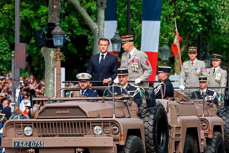 Macron bei Parade