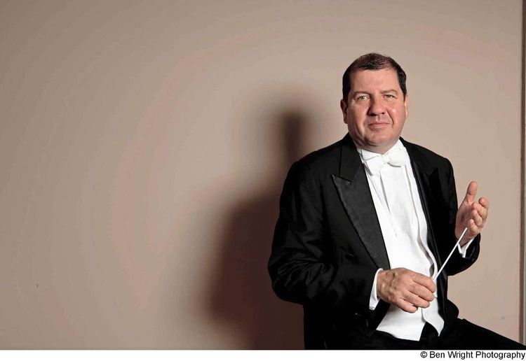 Dirigent Ivor Bolton begibt sich mit dem Sinfonieorchester Basel auf Beethovens Spuren ...