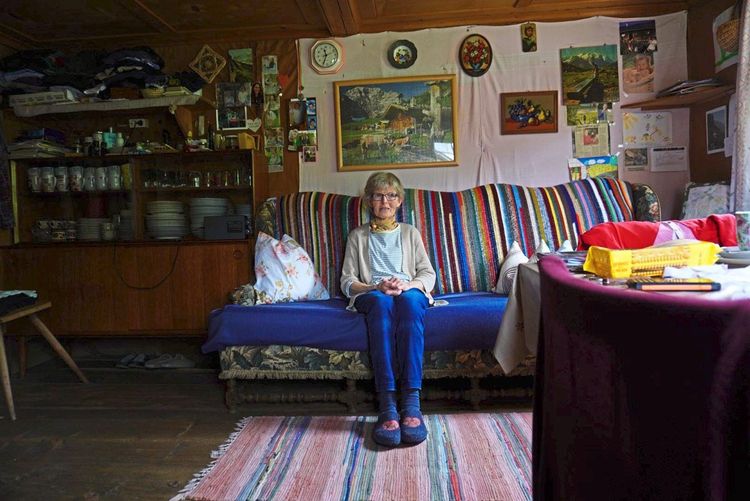 Rosa Simma in ihrem Zuhause für den Sommer. Das Sofa hat sie sich aus dem Tal mitgenommen.