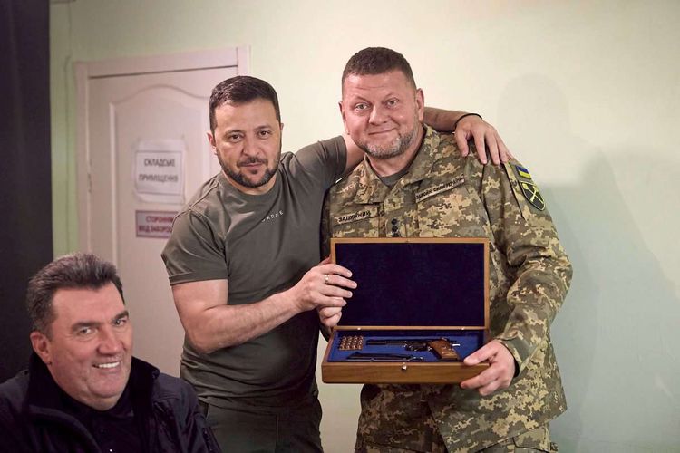27. Juli 2023: Walerij Saluschnyj überreicht Wolodymyr Selenskyj bei einem Treffen als Geschenk eine Schusswaffe