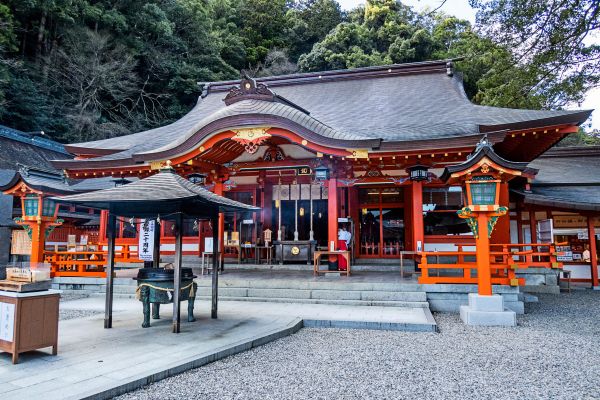 Japans-Sommer-Nachtzug-Mit-Ramen-Schreinen-und-Raketen-durch-die-Nacht