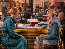 Cynthia Nixon (li.) und Sarah Jessica Parker in der dritten Staffel von "And Just Like That" - ab 30. Juni auf Sky.