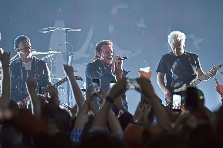 Als 2014 plötzlich automatisch ein kostenloses U2-Album auf allen Apple-Geräten auftauchte, wurde die Band zum Synonym für aufdringliche und generische Popmusik. Apple musste damals eine spezielle Anleitung veröffentlichen, wie man das Werk wieder von seinem Endgerät entfernt.