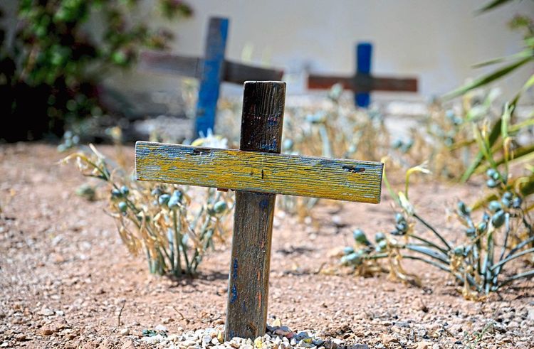 Kreuze aus den Überresten der auf der Insel gelandeten Boote auf dem Friedhof von Lampedusa, wo Opfer der Schiffbrüche begraben sind.