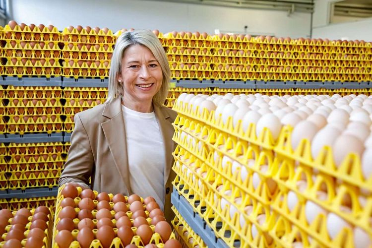 Alexandra Poringer inmitten von Eiern. 