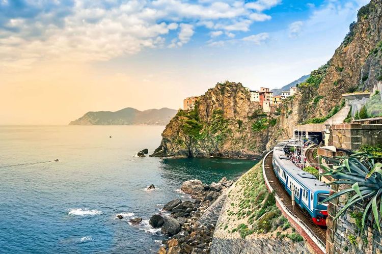 Mit einem Nahverkehrszug geht's von La Spezia weiter in die Cinque Terre.
