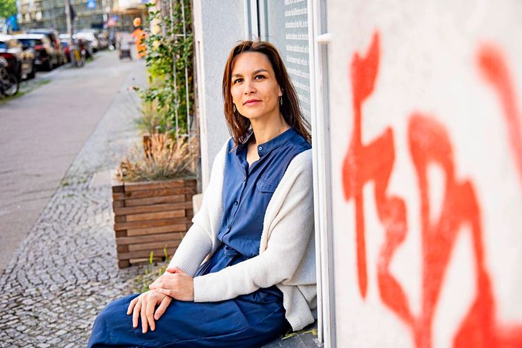 Ökonomin Jana Costas posiert in Berlin-Kreuzberg für ein Foto.