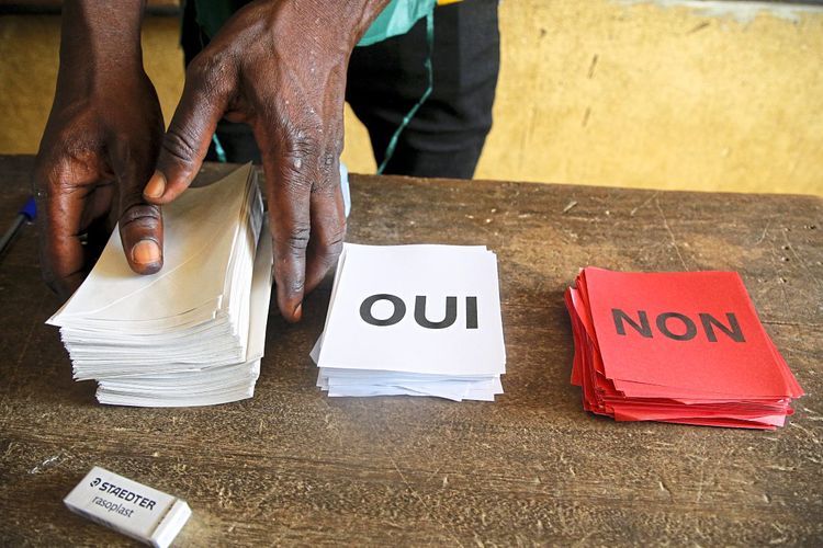 Wahlzettel Ja und Nein für Abstimmung über neue Verfassung in Mali