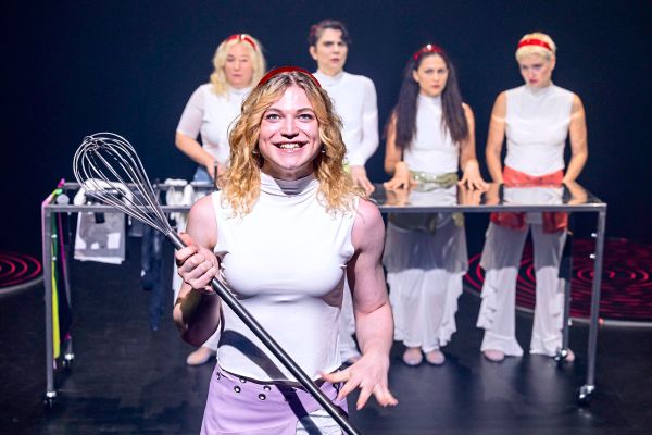 -Retrotopia-im-Kosmos-Theater-Wien-mit-abstruser-Patriarchatsfantasie