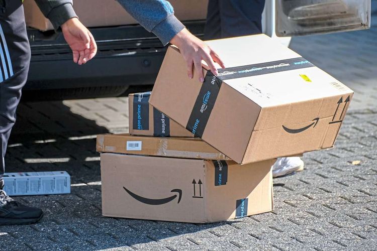 Amazon Pakete werden geliefert