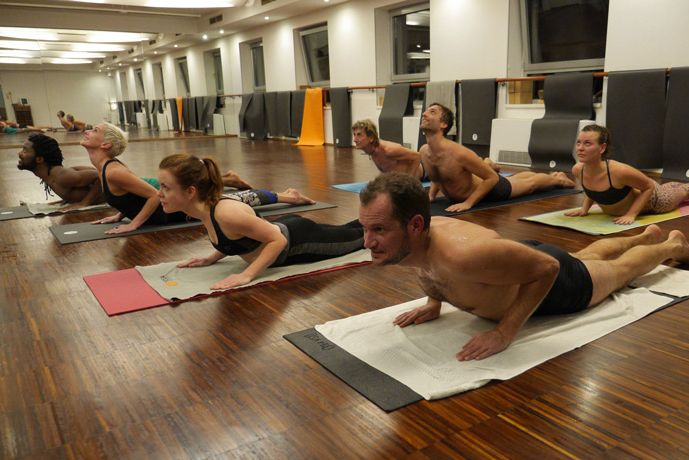 Der Trainer Zeigt Ihr, Wie Geil Yoga Sein Kann